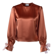 Long-sleeved boiler color blouse. Shoulder copper zipper. Knotted.